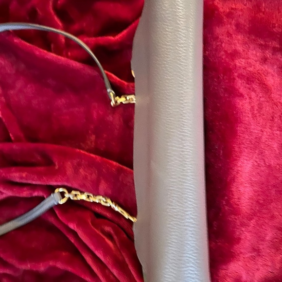 Tory Burch Carson crossbody bag in taupe - Picture 7 of 8